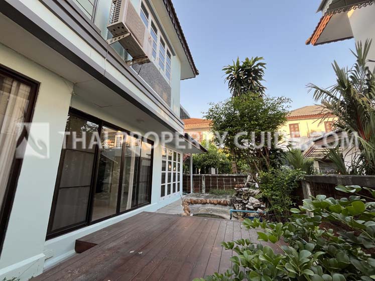 House with Shared Pool in Srinakarin 